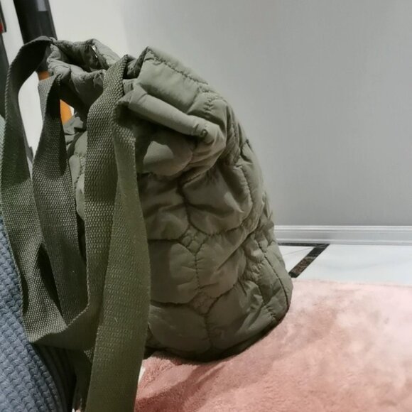 Soft Padded Diamond Quilt Green Hobo - Picture 4 of 6